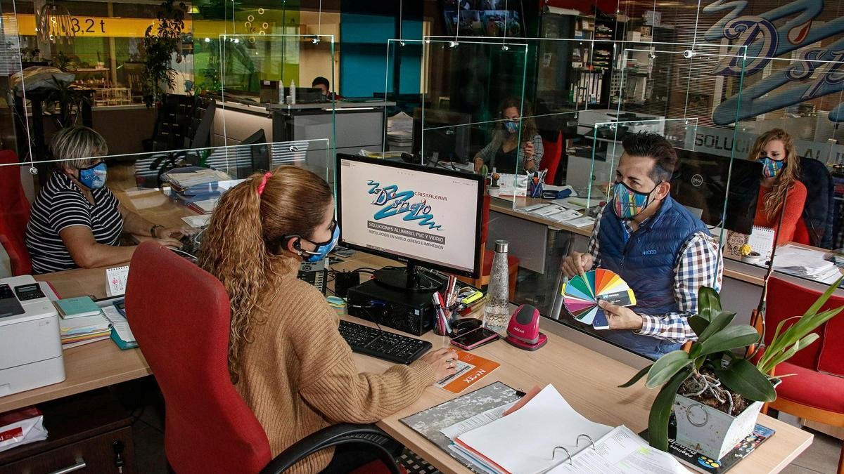 Oficinas de Cristalería D'Spejo con las mamparas protectoras de metacrilato instaladas, publicada en La Nueva España